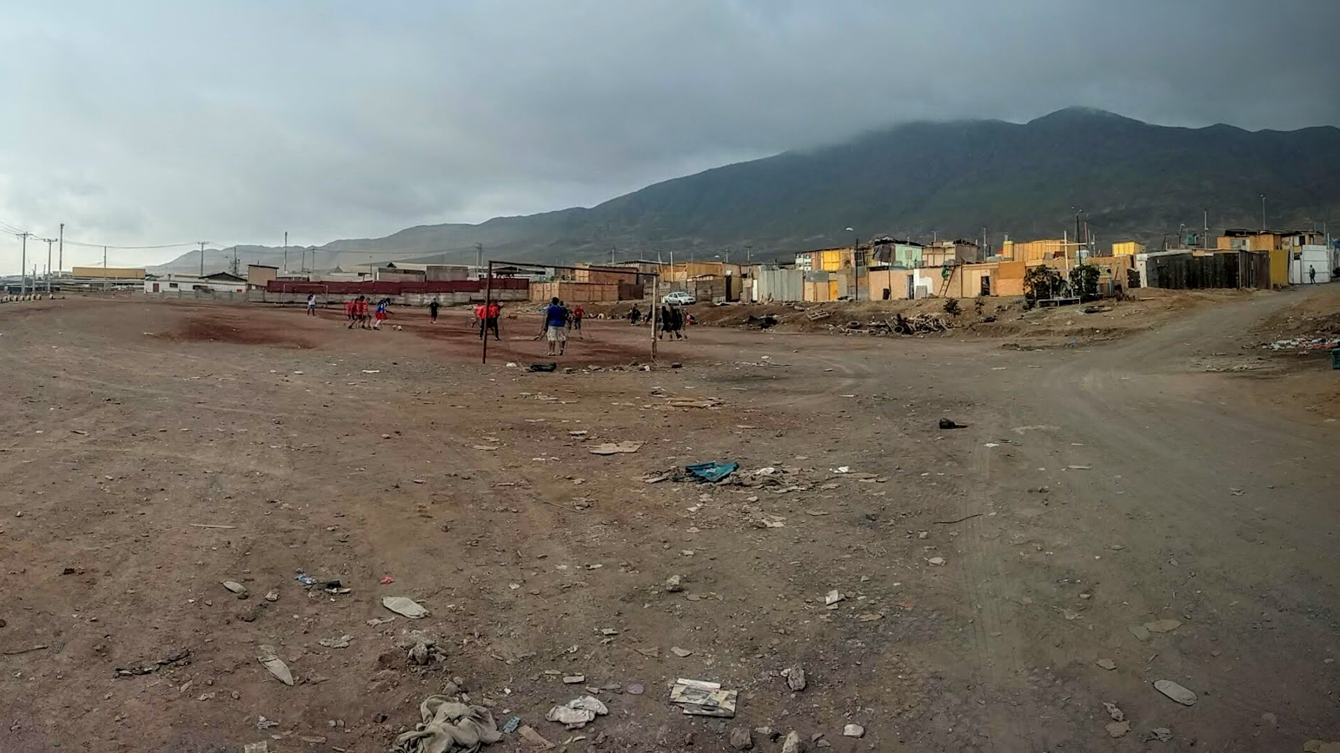 Voluntarios realizando talleres